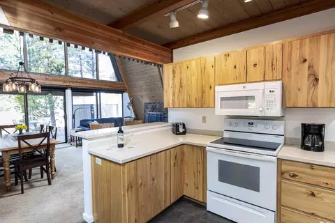 Kitchen - 57119 Augusta Ln, Sunriver, OR 97707 photo 3 of 4