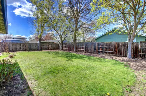 Exterior - 1147 Hampton Dr, Central Point, OR 97502 photo 6 of 13