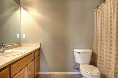 Bath - 1147 Hampton Dr, Central Point, OR 97502 photo 1 of 2