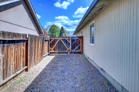 Exterior - 1147 Hampton Dr, Central Point, OR 97502 photo 11 of 13
