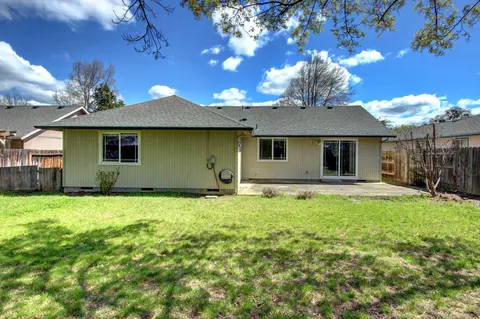 Exterior - 1147 Hampton Dr, Central Point, OR 97502 photo 9 of 13