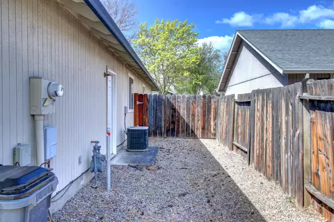 Exterior - 1147 Hampton Dr, Central Point, OR 97502 photo 12 of 13