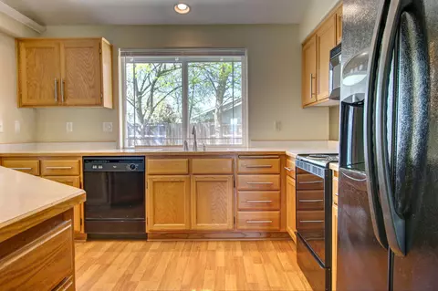 Kitchen - 1147 Hampton Dr, Central Point, OR 97502 photo 2 of 3