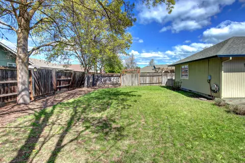 Exterior - 1147 Hampton Dr, Central Point, OR 97502 photo 8 of 13