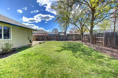 Exterior - 1147 Hampton Dr, Central Point, OR 97502 photo 5 of 13