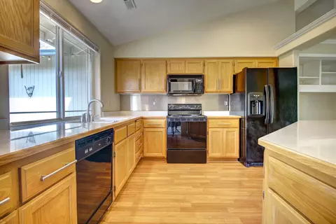 Kitchen - 1147 Hampton Dr, Central Point, OR 97502 photo 3 of 3