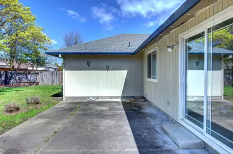 Exterior - 1147 Hampton Dr, Central Point, OR 97502 photo 10 of 13