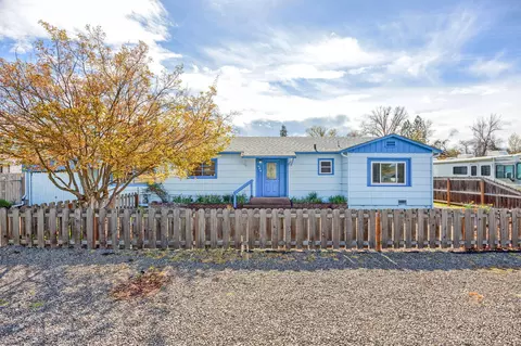 523 S Royal Ave, Eagle Point, OR 97524