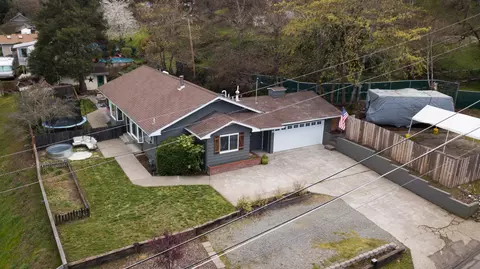 911 NW Starlite Pl, Grants Pass, OR 97526
