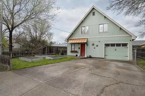 718 Catherine St, Medford, OR 97501