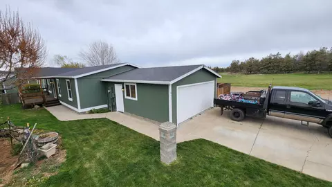 857 NE Cheyenne Dr, Redmond, OR 97756