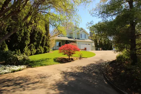 1423 NE Heritage Dr, Grants Pass, OR 97526