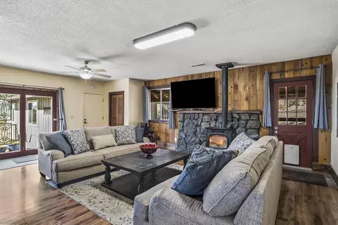 Living - 65044 Highland Rd, Bend, OR 97703 photo 2 of 5