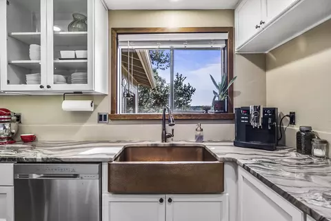 Kitchen - 65044 Highland Rd, Bend, OR 97703 photo 5 of 7