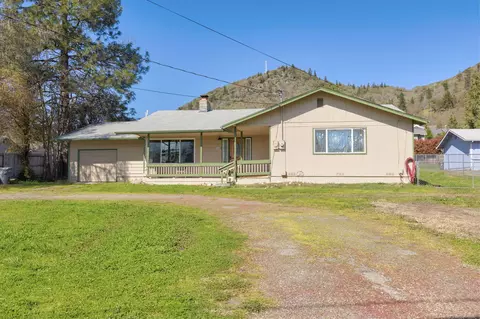 1854 NE D St, Grants Pass, OR 97526