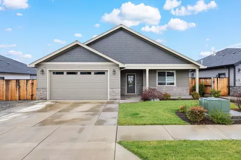 3267 Fallen Oak Dr, Medford, OR 97504