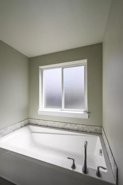Bath - 1813 NE Shadowcrest Way, Bend, OR 97701 photo 2 of 6