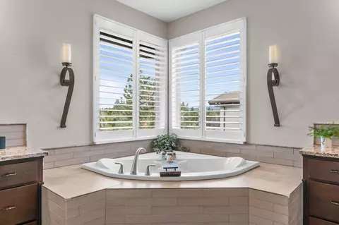 Bath - 58 NW Skyliner Summit Loop, Bend, OR 97703 photo 3 of 11