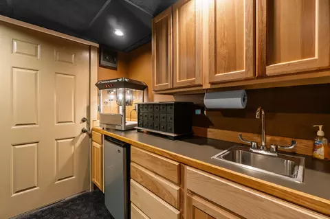 Kitchen - 58 NW Skyliner Summit Loop, Bend, OR 97703 photo 8 of 8