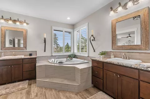 Bath - 58 NW Skyliner Summit Loop, Bend, OR 97703 photo 1 of 11