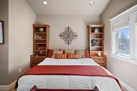 Bedroom - 2204 NW High Lakes Loop, Bend, OR 97703 photo 4 of 5