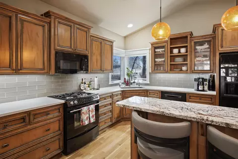Kitchen - 2204 NW High Lakes Loop, Bend, OR 97703 photo 3 of 8