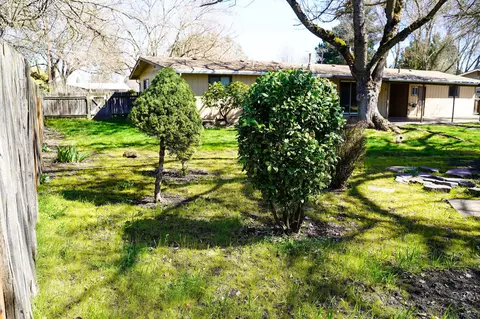 Exterior - 920 S Fourth St, Central Point, OR 97502 photo 5 of 12
