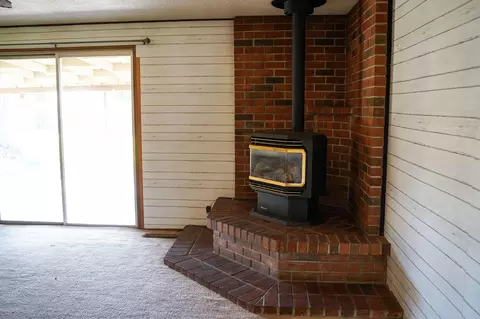 Living - 920 S Fourth St, Central Point, OR 97502 photo 1 of 2