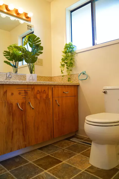 Bath - 920 S Fourth St, Central Point, OR 97502 photo 5 of 6