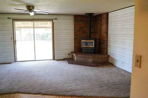 Living - 920 S Fourth St, Central Point, OR 97502 photo 2 of 2