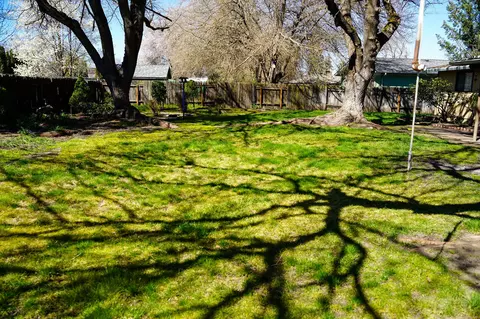 Exterior - 920 S Fourth St, Central Point, OR 97502 photo 10 of 12