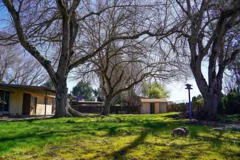 Exterior - 920 S Fourth St, Central Point, OR 97502 photo 7 of 12
