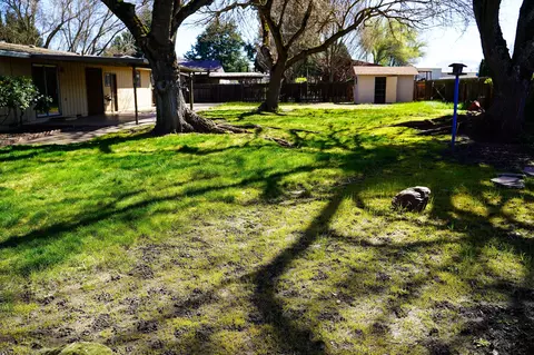 Exterior - 920 S Fourth St, Central Point, OR 97502 photo 6 of 12
