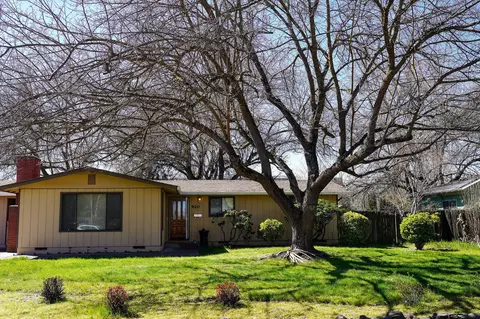 Exterior - 920 S Fourth St, Central Point, OR 97502 photo 3 of 12