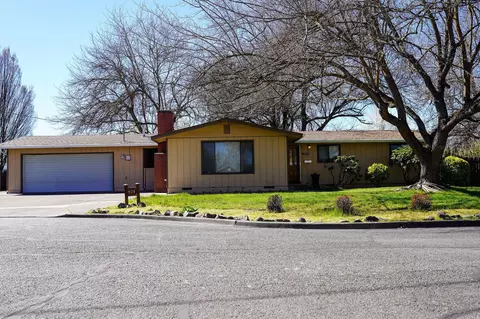 Exterior - 920 S Fourth St, Central Point, OR 97502 photo 2 of 12