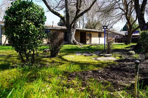 Exterior - 920 S Fourth St, Central Point, OR 97502 photo 4 of 12