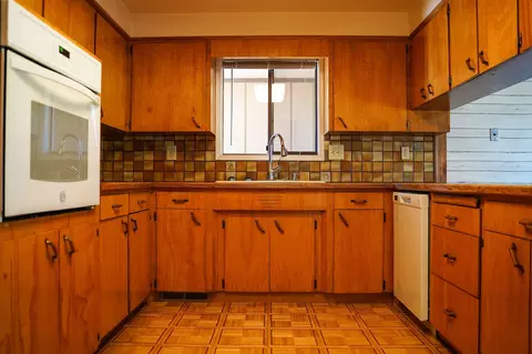 Kitchen - 920 S Fourth St, Central Point, OR 97502 photo 2 of 3