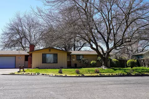 920 S Fourth St, Central Point, OR 97502