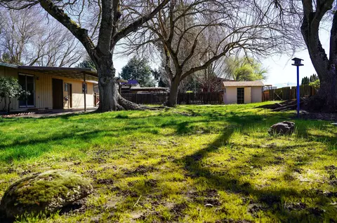 Exterior - 920 S Fourth St, Central Point, OR 97502 photo 8 of 12