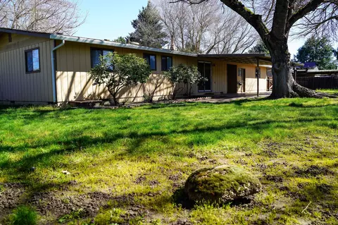 Exterior - 920 S Fourth St, Central Point, OR 97502 photo 9 of 12