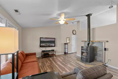 Living - 62845 Deschutes, Bend, OR 97701 photo 1 of 2