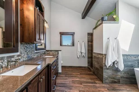 Bath - 64440 Bailey Rd, Bend, OR 97703 photo 3 of 4