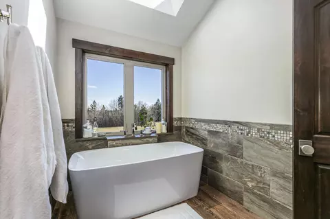 Bath - 64440 Bailey Rd, Bend, OR 97703 photo 4 of 4