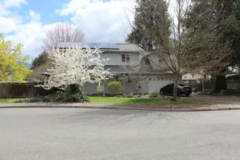 1075 SE Christie Pl, Grants Pass, OR 97526