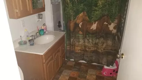 Bath - 619 Ash St, Myrtle Point, OR 97458 photo 2 of 3