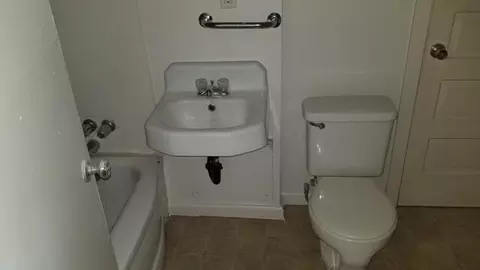Bath - 619 Ash St, Myrtle Point, OR 97458 photo 3 of 3