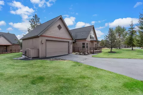 8687 Red Wing Ln, Redmond, OR 97756