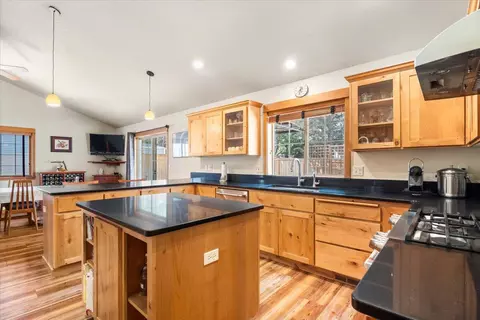 Kitchen - 61213 Ridgewater Loop, Bend, OR 97702 photo 4 of 9