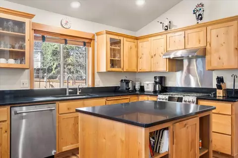 Kitchen - 61213 Ridgewater Loop, Bend, OR 97702 photo 5 of 9