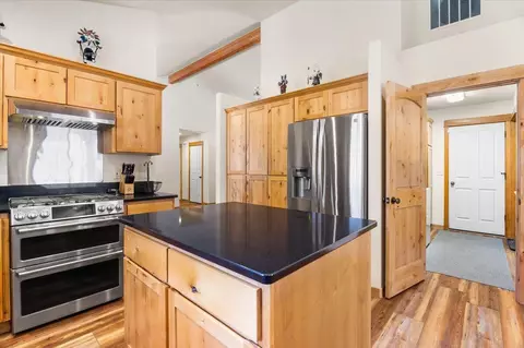 Kitchen - 61213 Ridgewater Loop, Bend, OR 97702 photo 7 of 9